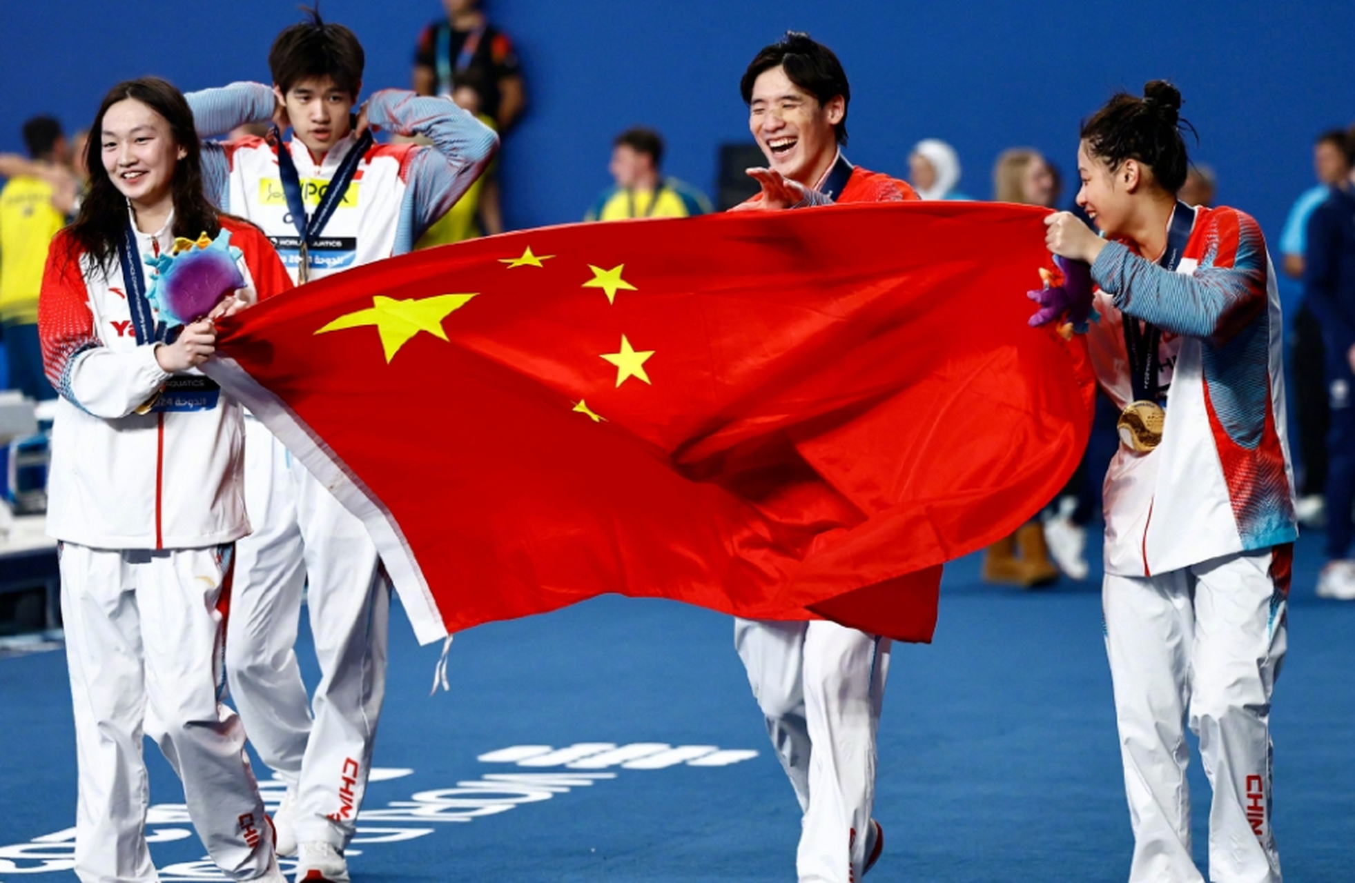 运动员们在赛后庆祝胜利,展现出团结互助的团队精神的简单介绍 运动员们在赛后庆祝胜利,展现出团结互助的团队精神的简单介绍