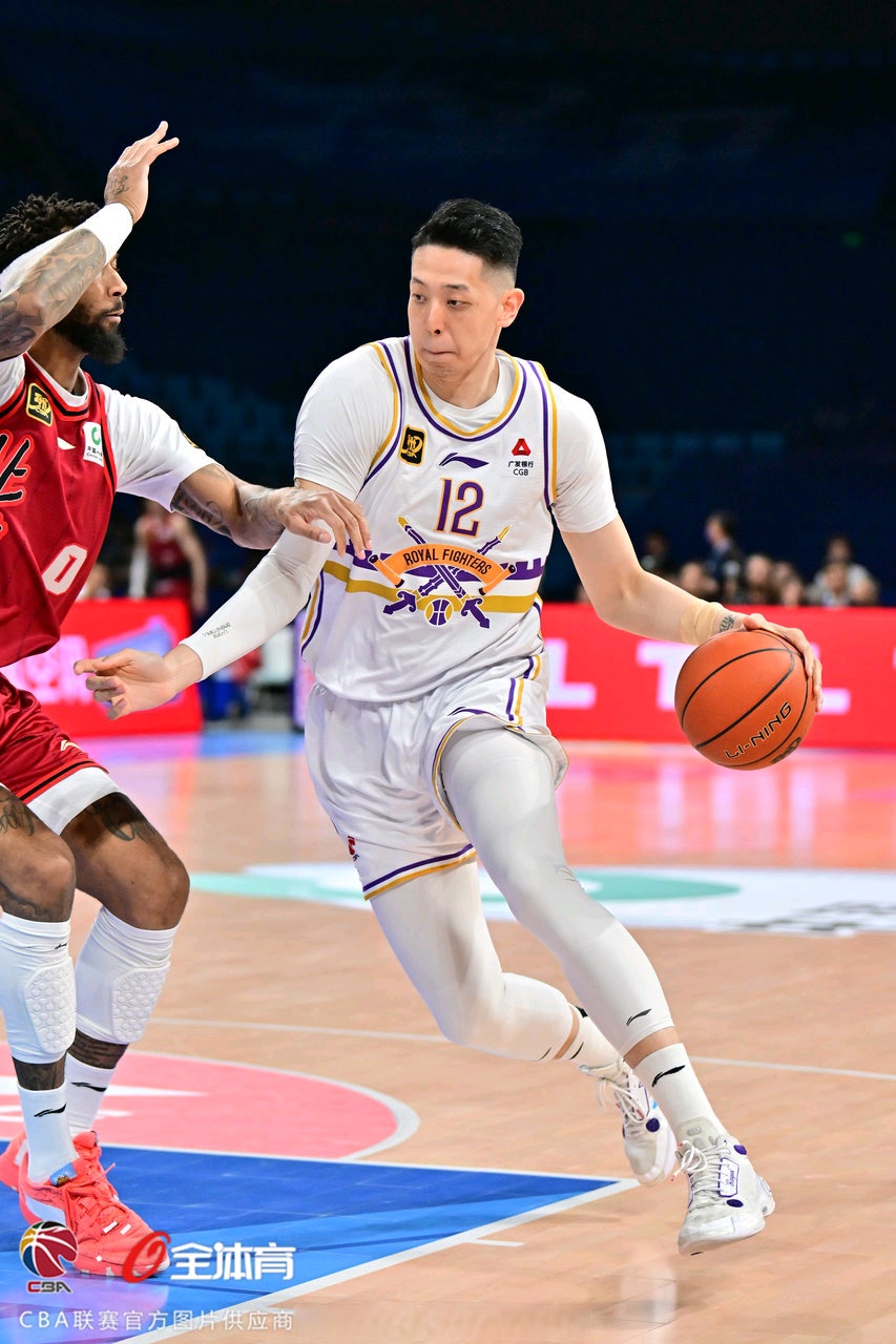 北京男篮队员加强体能备战下场比赛